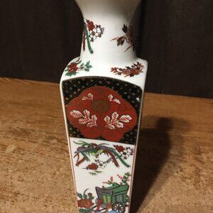 JAPANESE PORCELAIN VASE FLORAL BIRD WAGON STAGE COACH GOLD TRIM 8"
